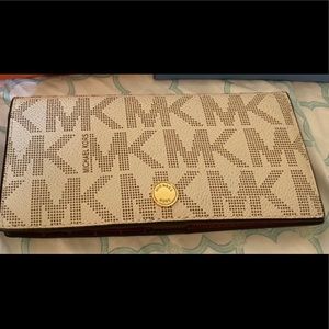 MICHAEL KORS   SLIM LOGO SNAP CONTINENTAL WALLET